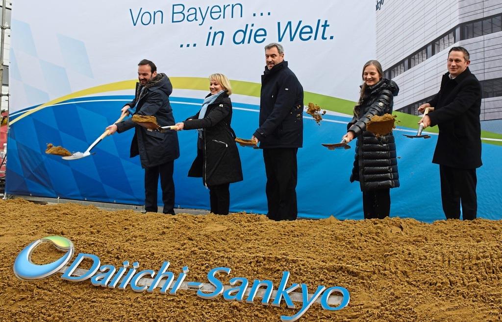 Daiichi-Sankyo-Spatenstich-mit-S-der-bei-der-Produktionsst-tte-f-r-neuartige-Krebsmedikamente