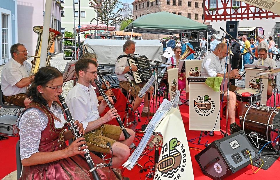 Bild zu Buntes Treiben mitten in der Stadt