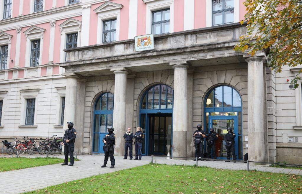 Bombendrohung gegen Landgericht Augsburg Großeinsatz der Polizei in