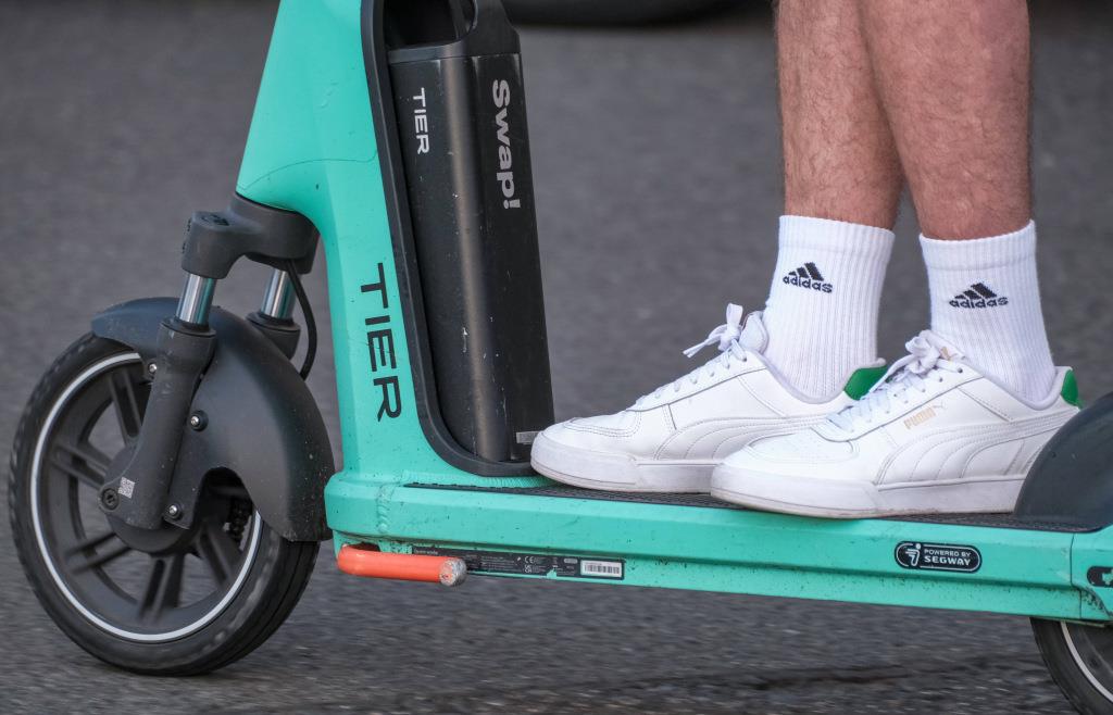 Auto erfasst 21-Jährigen E-Scooter-Fahrer, der auf dem linken Geh- und ...