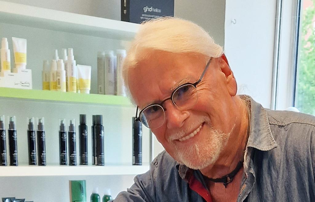 Bild zu Pfaffenhofens Friseur-Altmeister Günter Höllebrand feiert 80 Geburtstag 