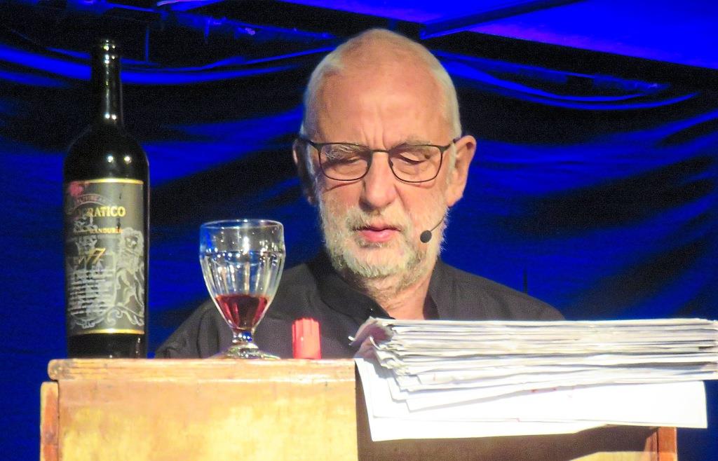 Korrektur mit Rotstift und Rotwein