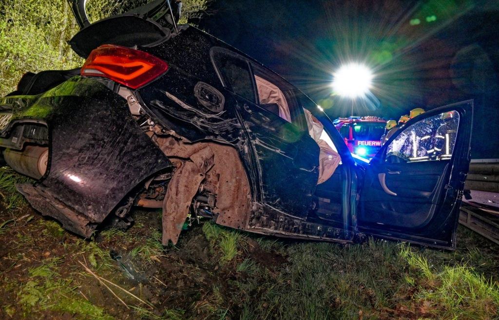 Schwerer Unfall auf der B300 bei Schrobenhausen: Auto überschlägt sich