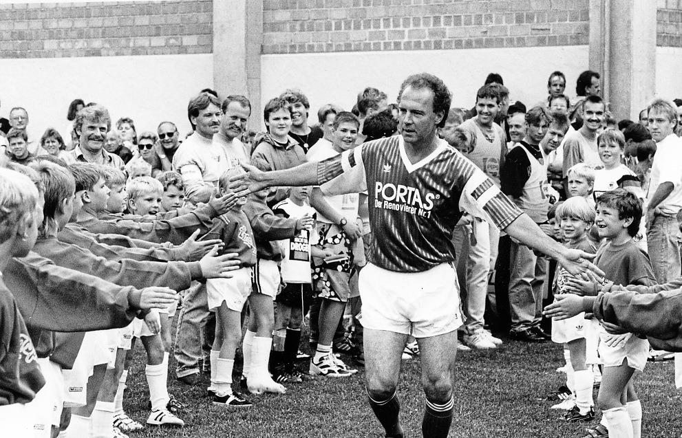 The deceased “Emperor” Franz Beckenbauer gave a guest performance in Roth ...