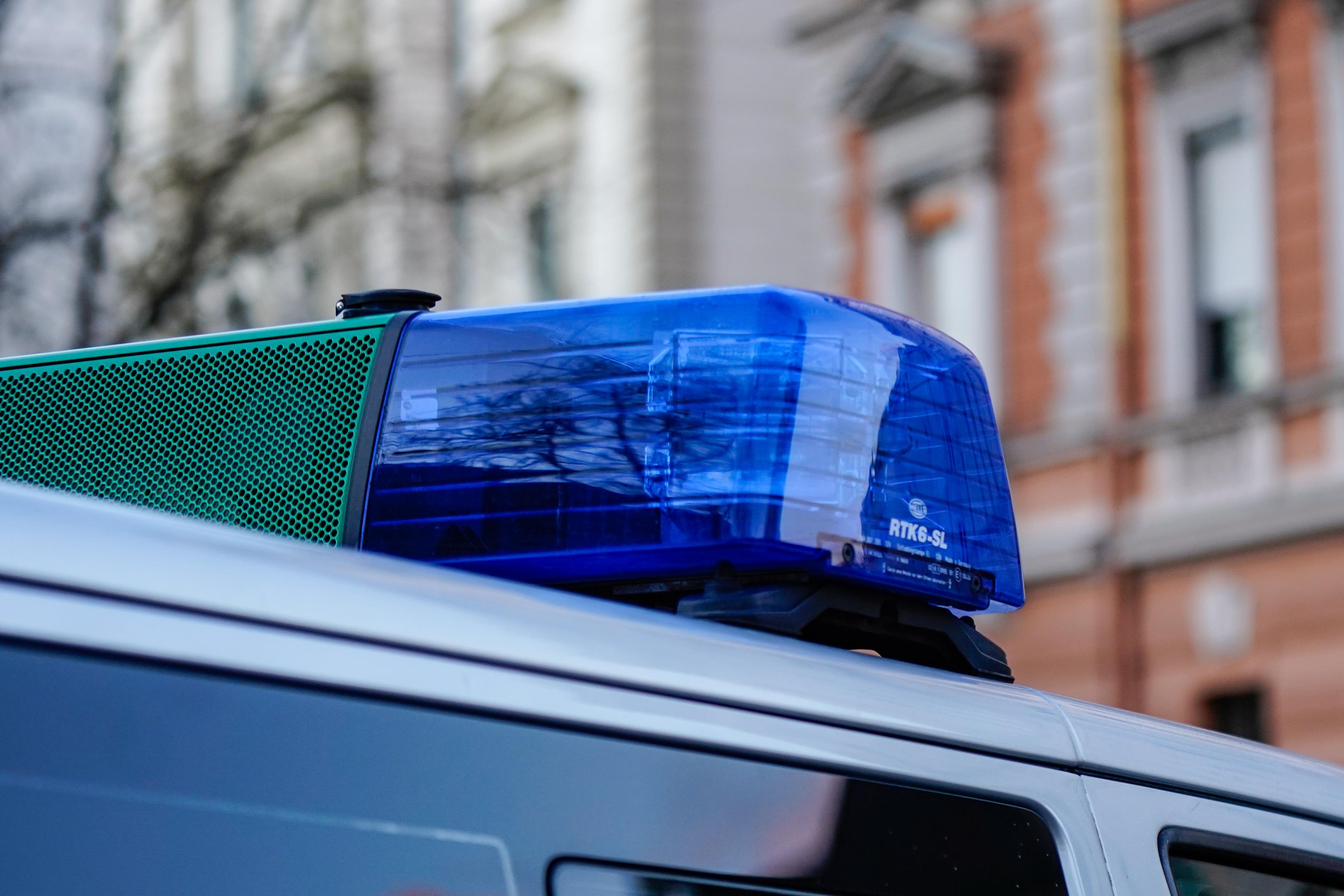 streit-eskaliert-mann-schl-gt-frau-und-geht-auf-polizisten-los