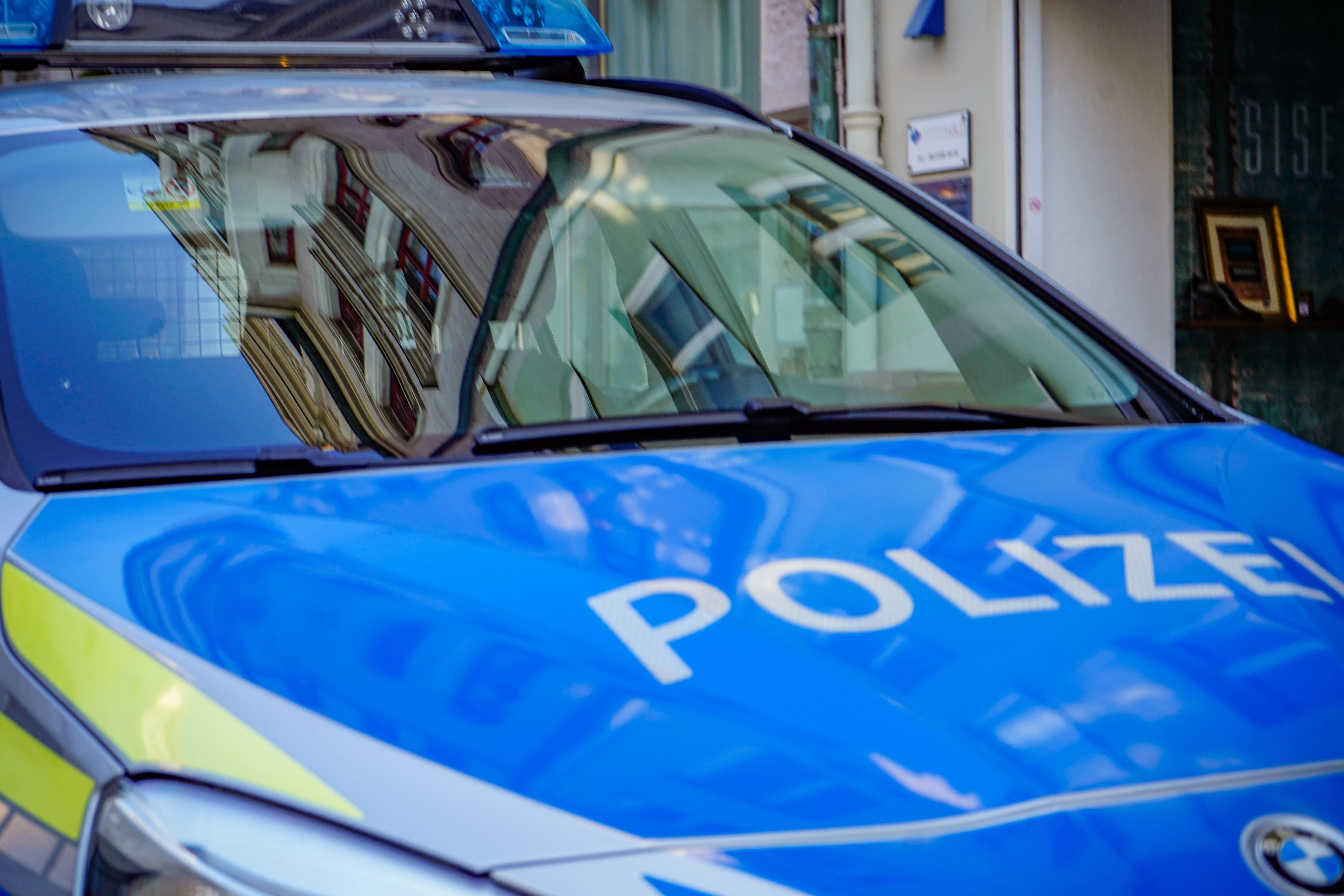 nach-streit-um-parkplatz-unbekannter-verkratzt-auto-komplett
