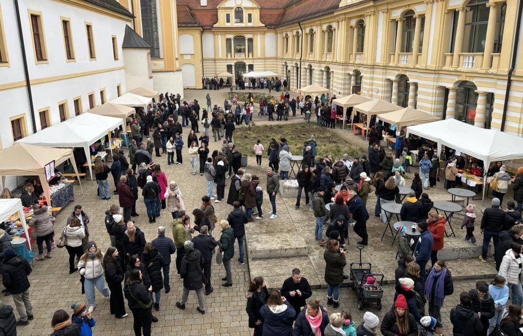 Gut-besuchter-Adventsmarkt-der-Maria-Ward-Realschule-in-Eichst-tt-mit-Spendenaktion