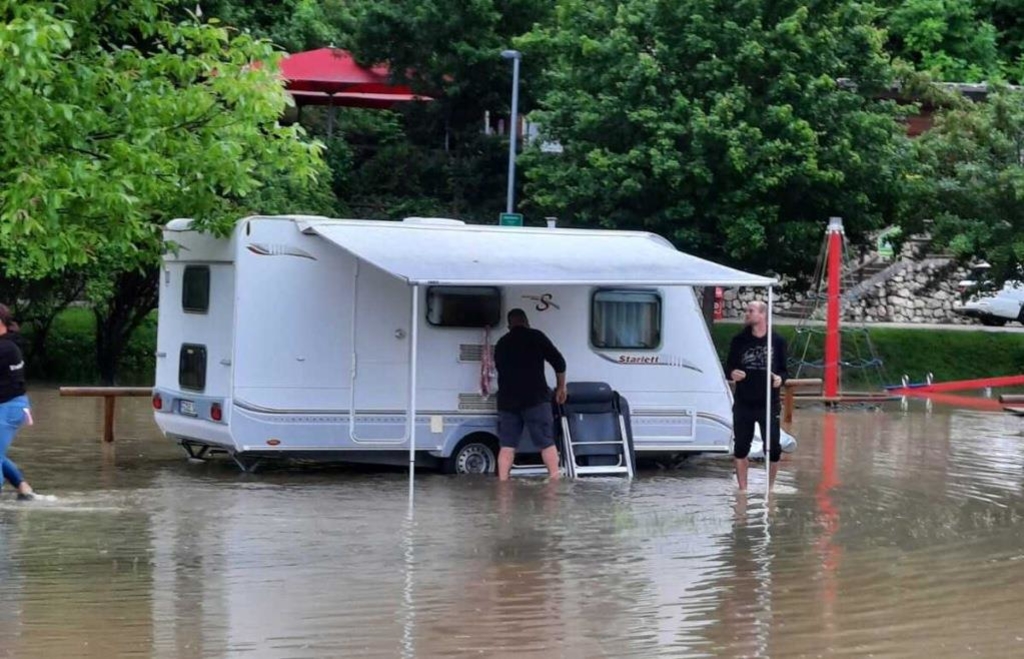 Hammermhle: Wohnmobilstellplatz und Zeltplatz unter Wasser