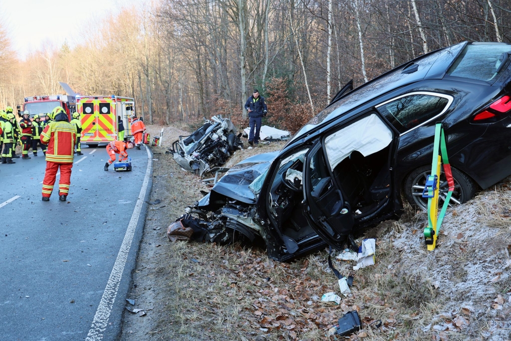 Frontalkollision-bei-M-nchberg-Frau-k-mpft-um-ihr-Leben
