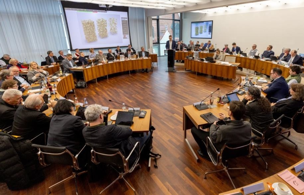 Podiumsdiskussion-des-Presseclubs-und-des-Lions-Clubs-Ingolstadt-G-ste-stehen-fest