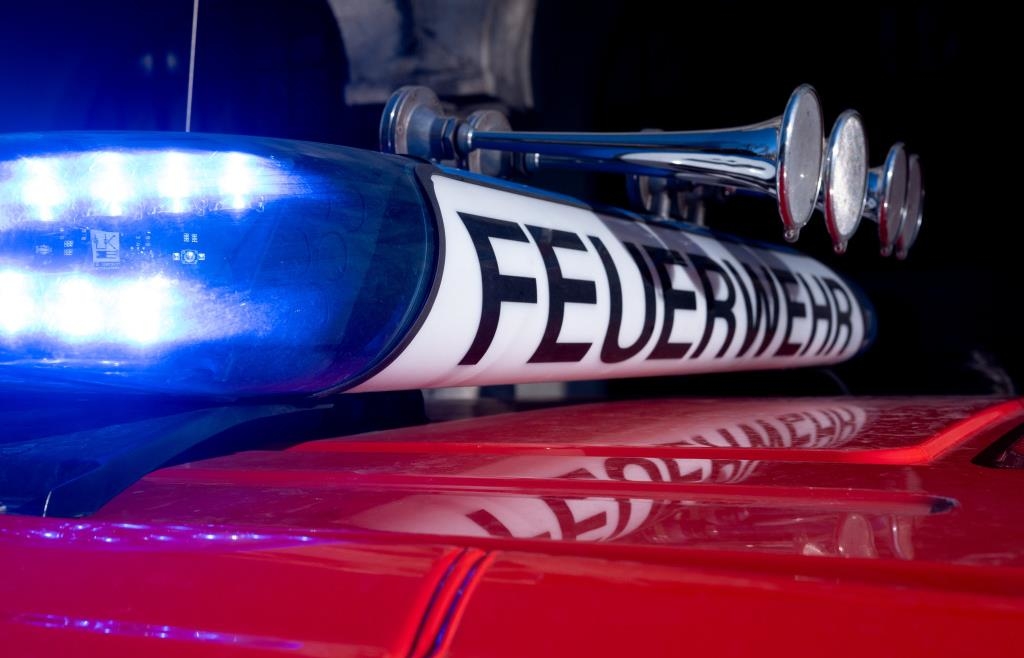 Nachts-um-4-Uhr-Audi-brennt-auf-Feldweg-bei-Burgheim-komplett-aus