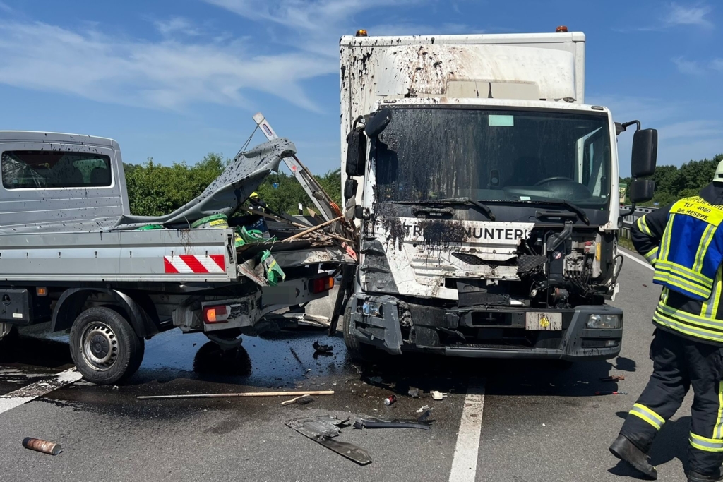 Zwei-Menschen-sterben-bei-Unfall-auf-Autobahn-31