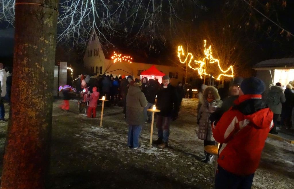 -Der-Dorfplatz-leuchtet-fand-zum-Beginn-des-Jahres-wieder-in-H-rzhausen-statt