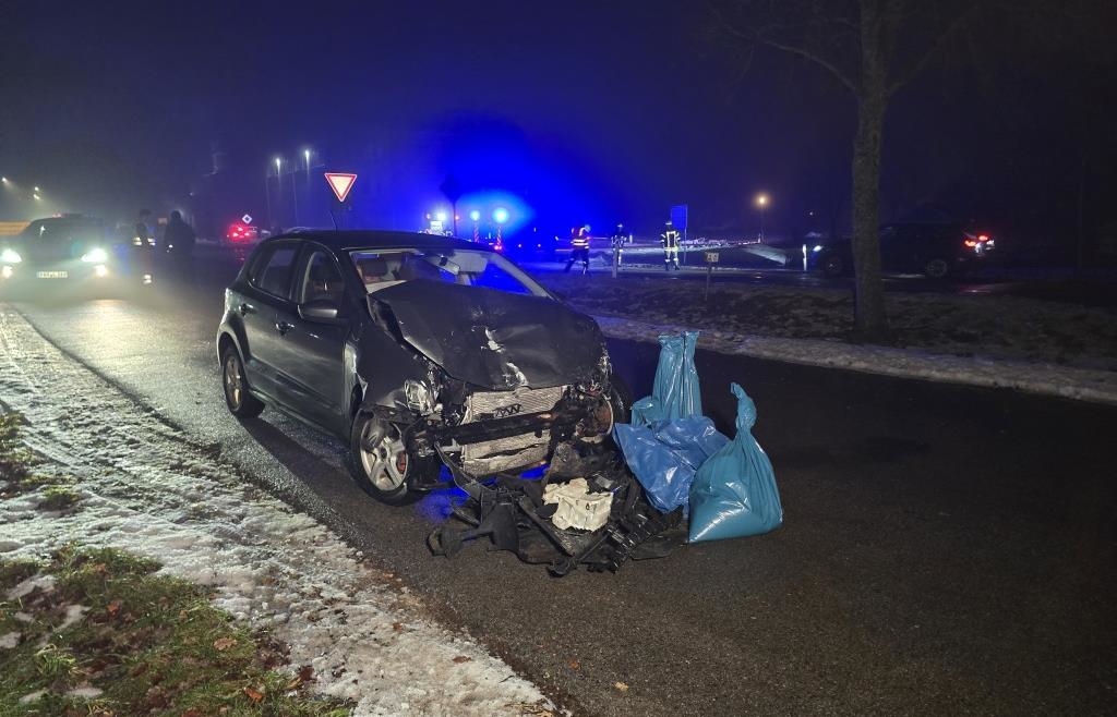 Right-of-way violated: Two people seriously injured in accident near ...
