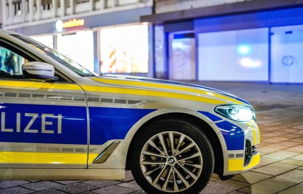 Kicks to the head: Police officer (42) attacked and seriously injured by ...