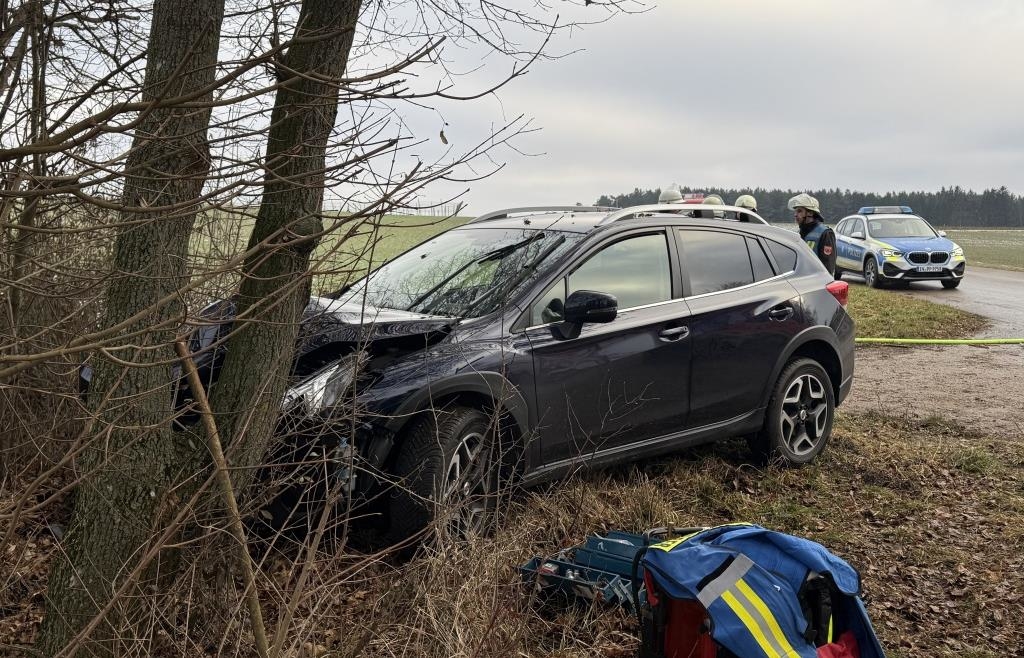 Auto-kommt-bei-Weichenried-von-Stra-e-ab-und-kollidiert-mit-Baum