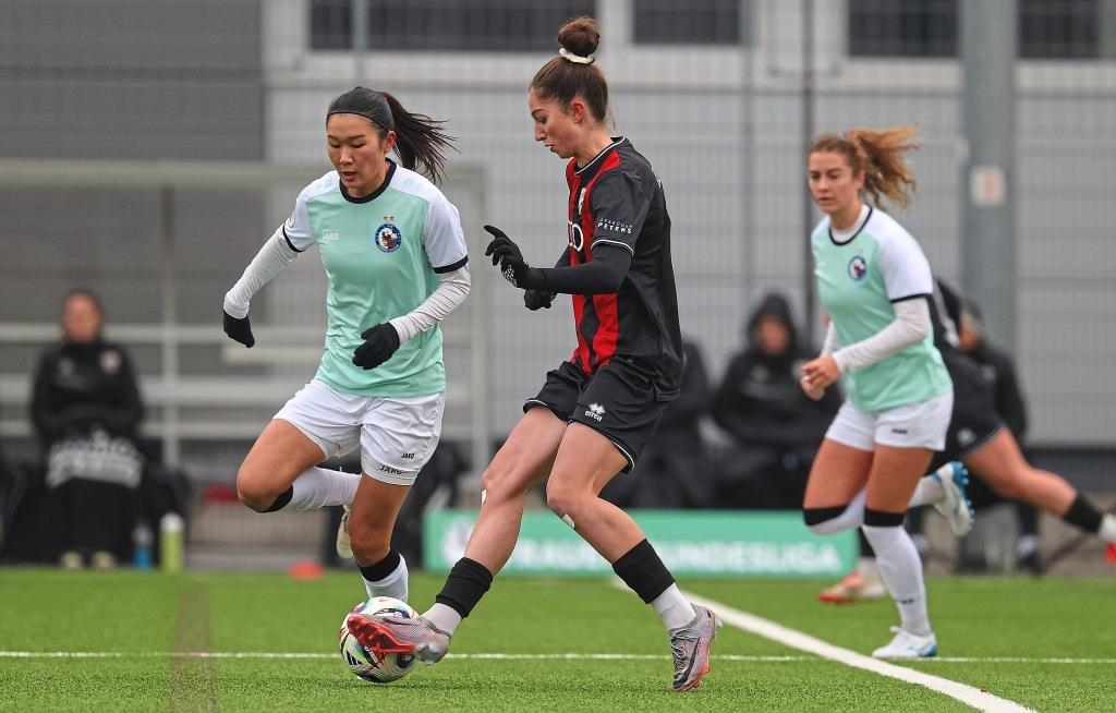Frauen-des-FC-Ingolstadt-bei-en-sich-bei-Viktoria-Berlin-durch-und-jubeln-ber-Kusch-Moment