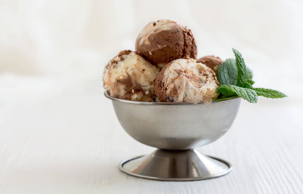 Metallteile-in-Bechern-Edeka-und-Netto-rufen-beliebte-Eissorten-zur-ck