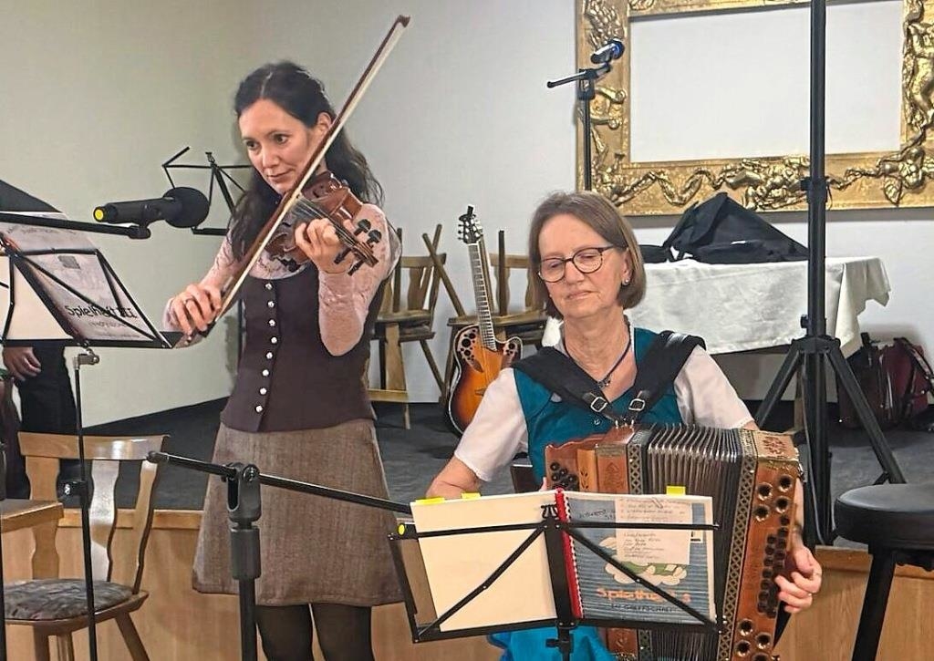 Adventlicher-Musikantenstammtisch-verbreitet-festliche-Stimmung-in-Winkelhausen