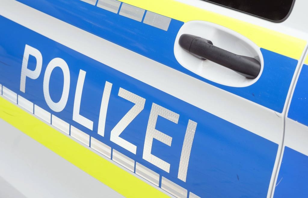 Rettungsstange-vom-Piuspark-See-als-Blockade-benutzt-Radfahrer-prallt-dagegen