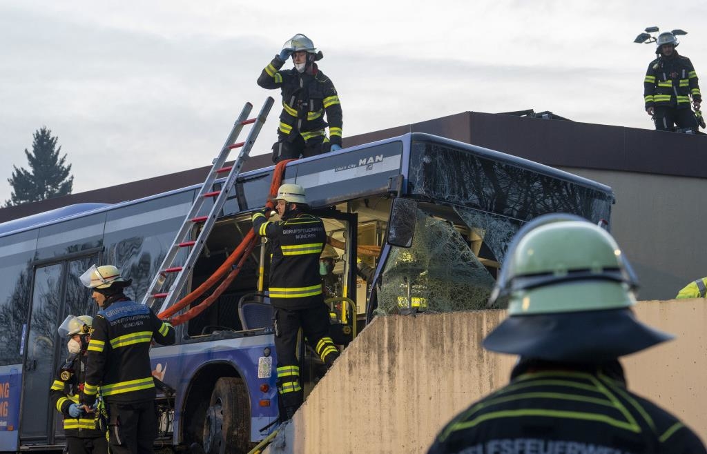 T-dlicher-Busunfall-in-M-nchen-Medizinischer-Notfall-als-Ursache