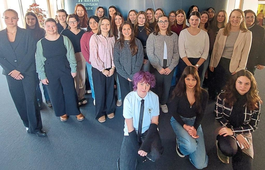 Zehnte-Klassen-der-Schrobenhausener-Maria-Ward-Realschule-besuchen-bayerische-Machtzentrale