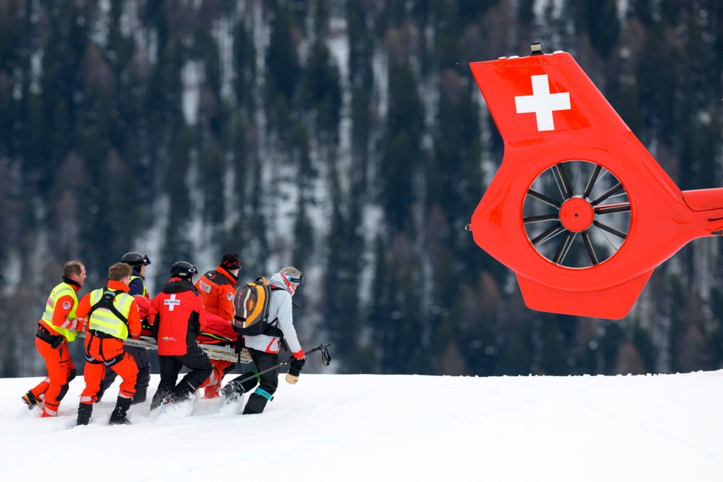 Ski-Ass-Gisin-st-rzt-schwer-Halswirbels-ule-verletzt