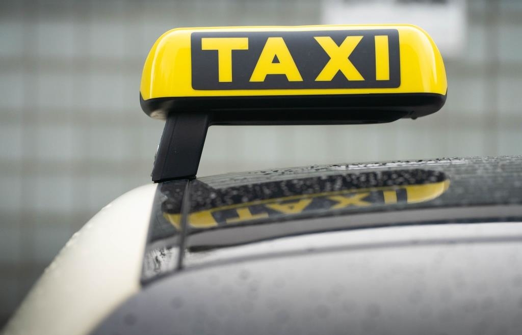 Wiesn-Besucher übergibt sich in Taxi, bedroht Fahrer mit Axt und wirft ...