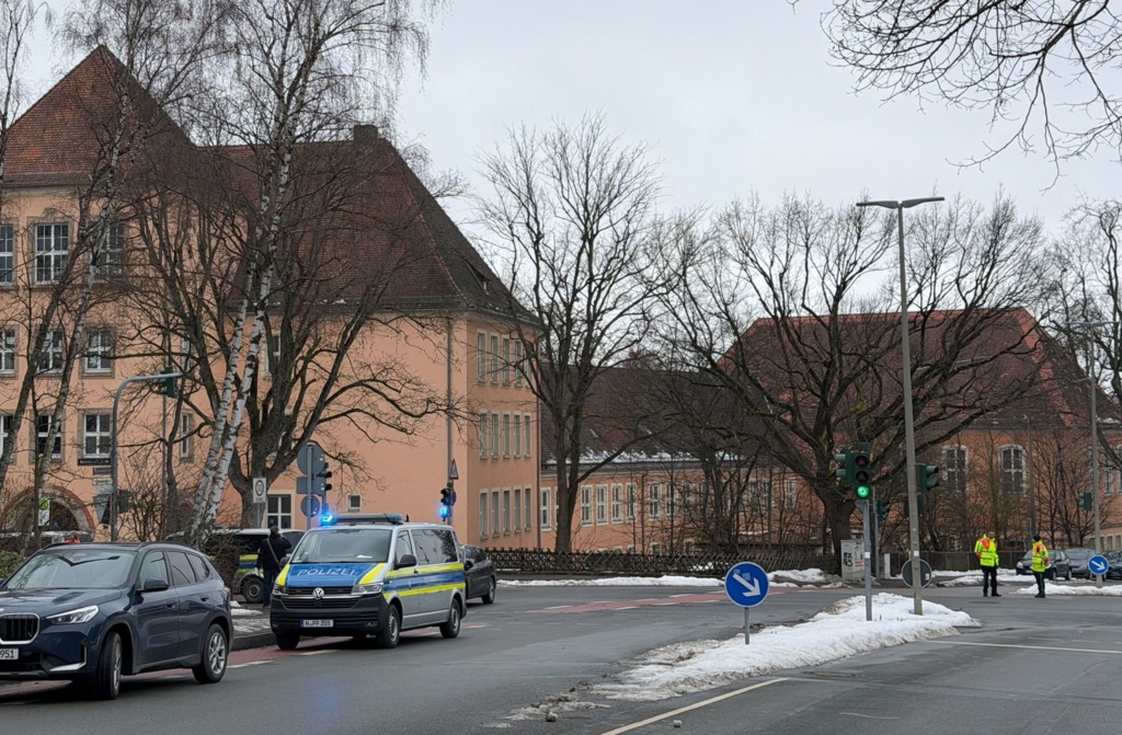 Nach-Alarm-an-Schule-Polizisten-finden-keinen-Bewaffneten