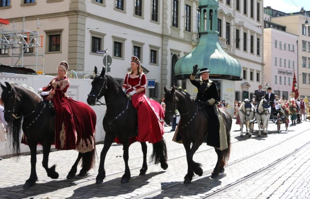 Augsburg Autumn Plärrer 2026 has begun - | Plärrer parade in pictures and ...