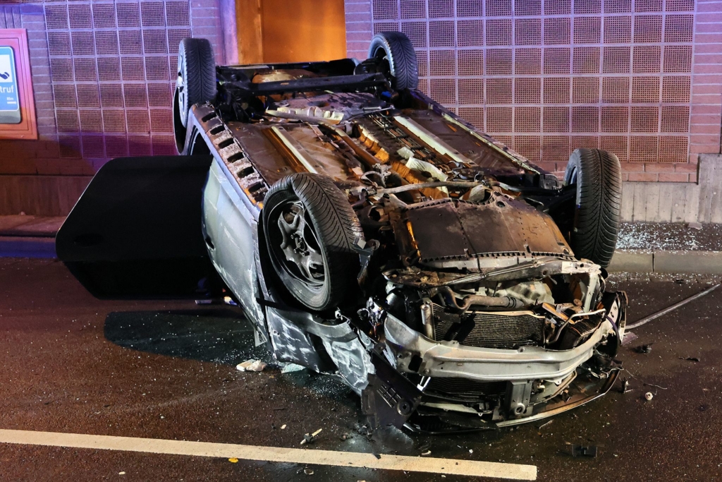 Auto-berschl-gt-sich-im-Tunnel-zwei-Verletzte