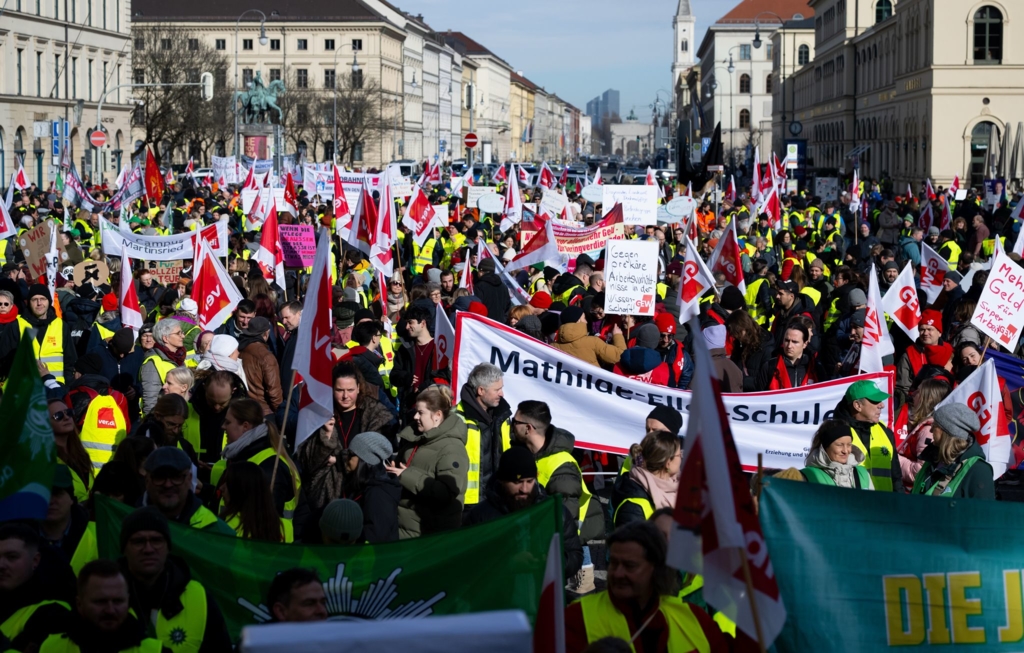Tausende-Menschen-bei-Warnstreiks-in-Bayern