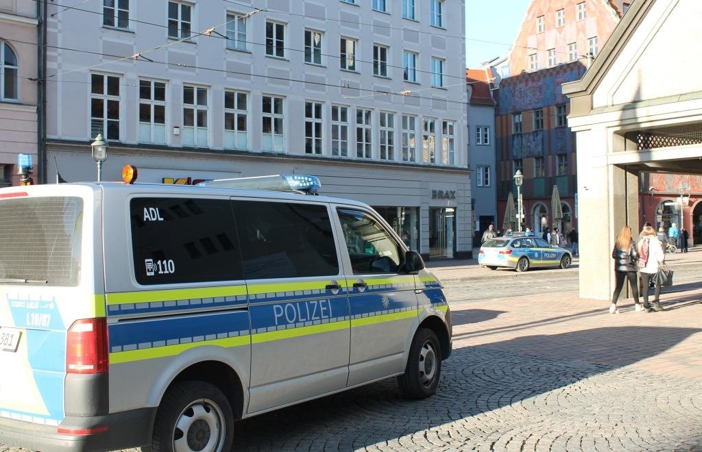 Betrunkener Ladendieb (37) in Augsburg mit Messer bewaffnet