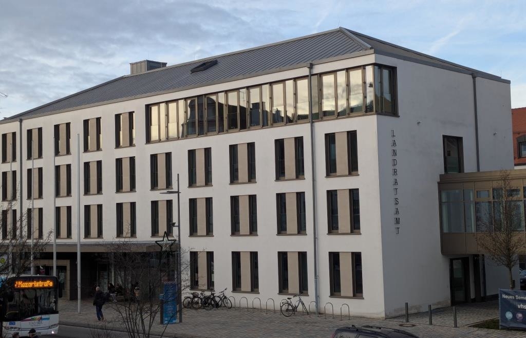 Podium-aller-Pfaffenhofener-Landratskandidaten-am-29-Januar-im-Hopfenmuseum