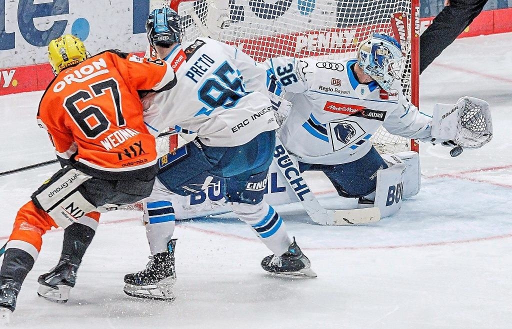 ERC-Ingolstadt-kassiert-in-Frankfurt-46-Sekunden-vor-Schluss-das-1-1-und-siegt-trotzdem-noch