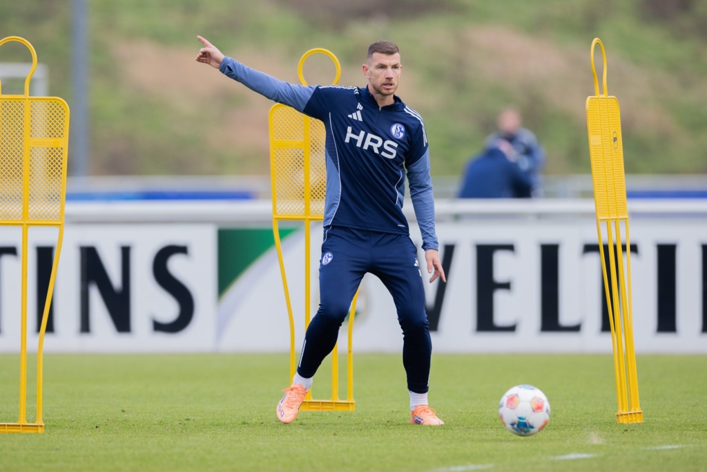 Hype-auf-Schalke-1-200-Fans-besuchen-erstes-Dzeko-Training