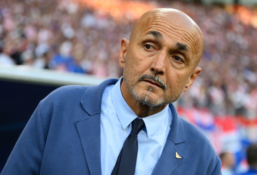 Juve-Trainer-Spalletti-k-sst-TV-Moderatorin-auf-die-Schulter