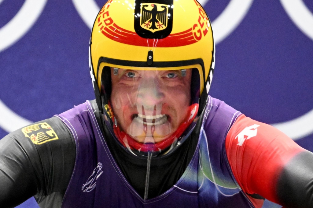 Rodler-Langenhan-auf-Goldkurs-Loch-weit-zur-ck