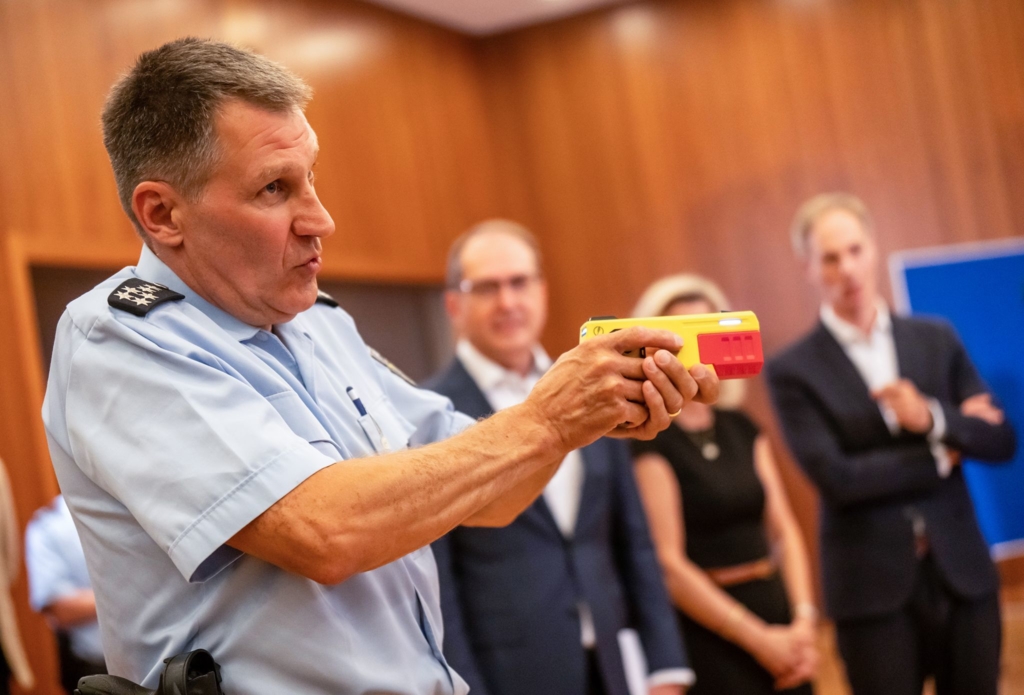 T-dliche-Sch-sse-aus-der-Dienstwaffe-Mehr-Taser-f-r-Polizei