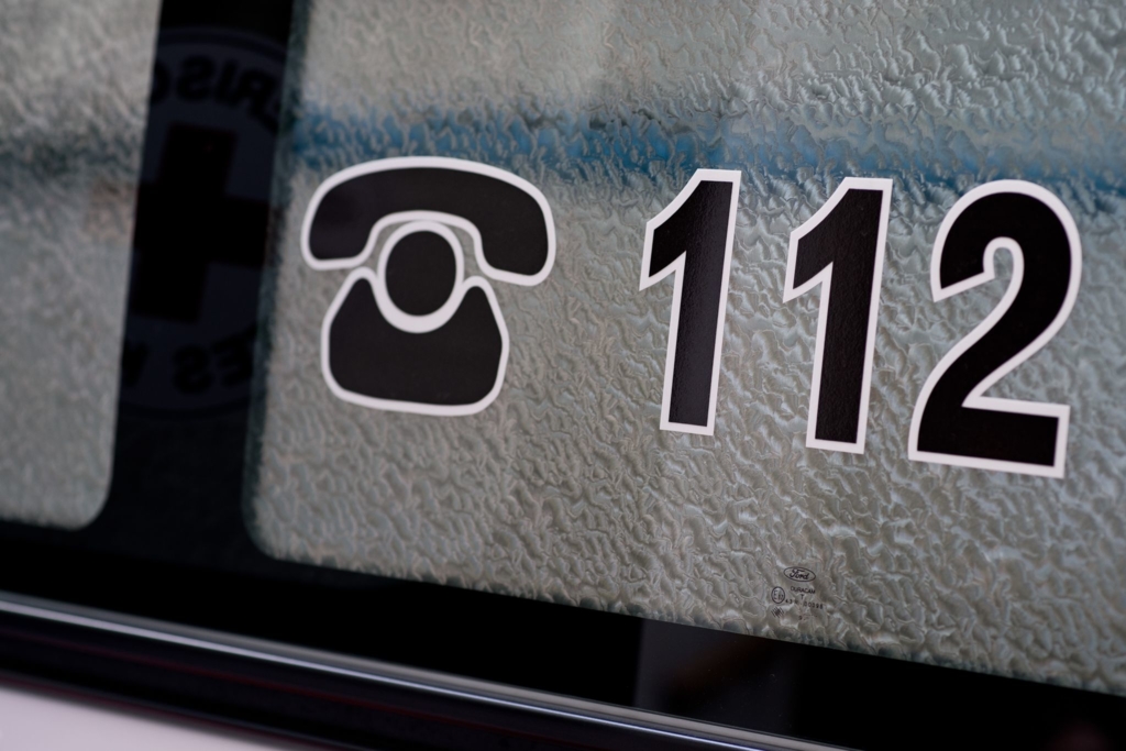 Mann-trifft-Arbeitskollegen-mit-Nagelpistole