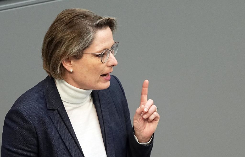 Justizministerin-Hubig-will-heimliches-Filmen-in-der-Sauna-strafbar-machen