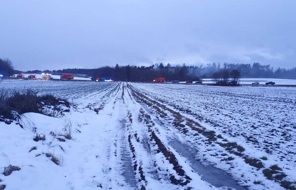 In-der-Spitze-200-Kr-fte-Fordernder-Einsatz-beim-Brand-des-Waldkindergartens-Egweil