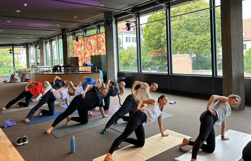 Von-Yoga-bis-Stricken-Open-Foyer-im-Ingolst-dter-Stadttheater