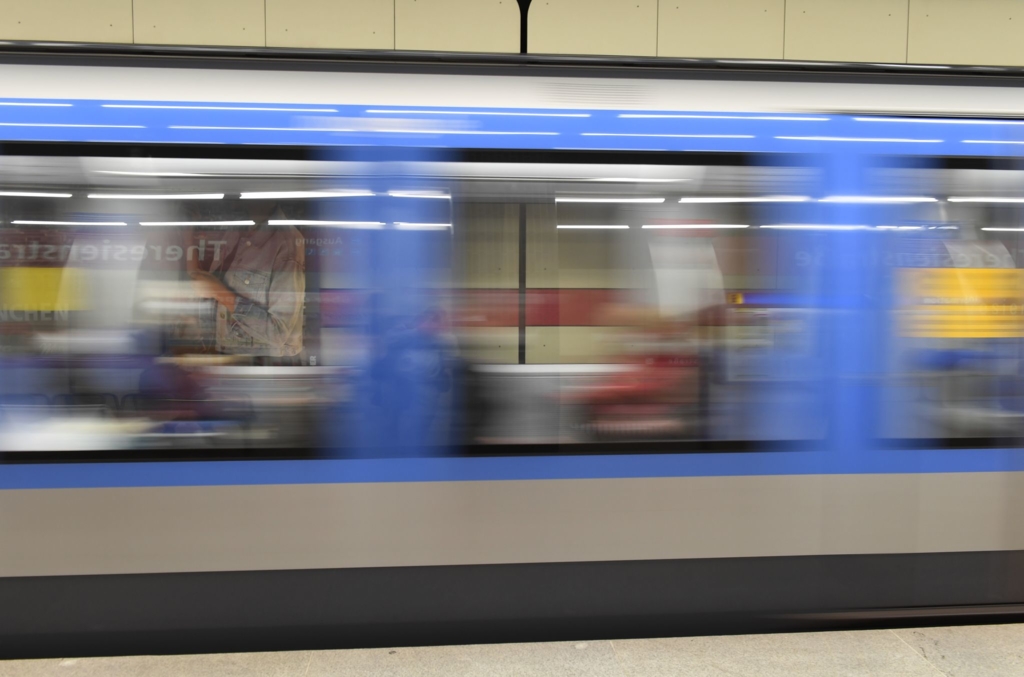 Weihnachtsm-nner-verteilen-rechtsextreme-Flyer-in-U-Bahn