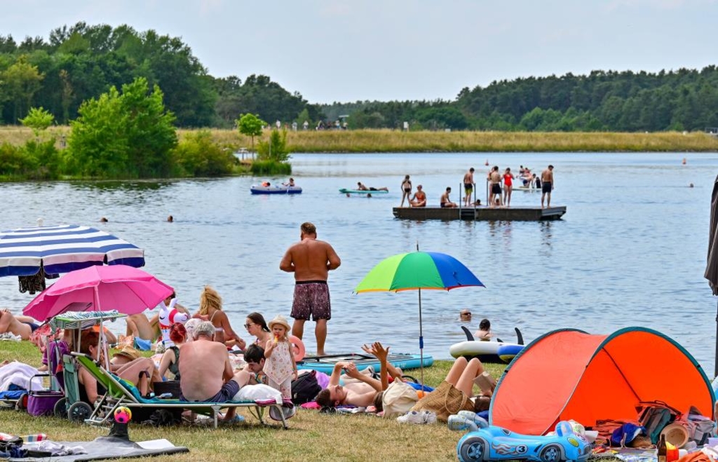 Exhibitionist at Rothsee: Police apprehend him and find binoculars and sex ...