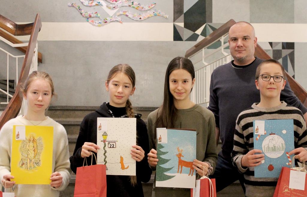 Sch-ler-des-Schrobenhausener-Gymnasiums-gestalteten-Adventsfenster