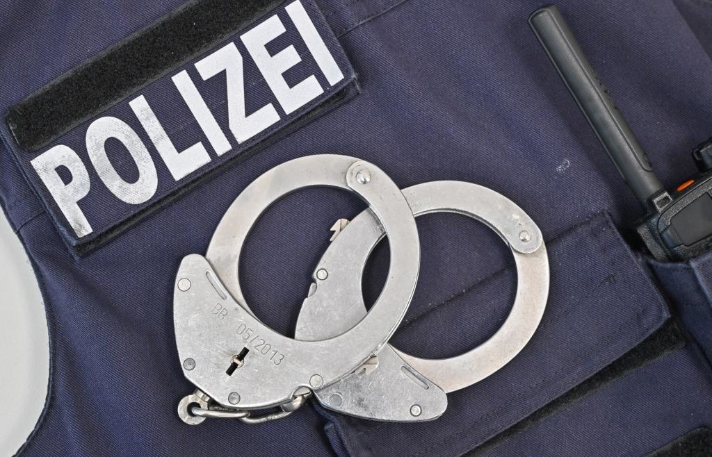 Man Runs Naked on the B16 Near Neuburg, Lies Down on the Road ...