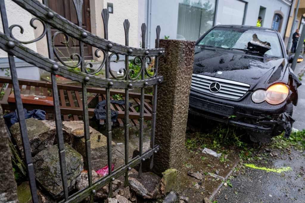 Mann-fuhr-Ehefrau-und-Kind-an-Anklage-wegen-Mordversuchs