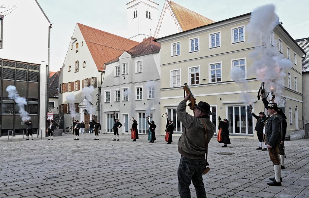 Lautstark-wurde-auf-dem-Schrobenhausener-Lenbachplatz-das-neue-Jahr-begr-t