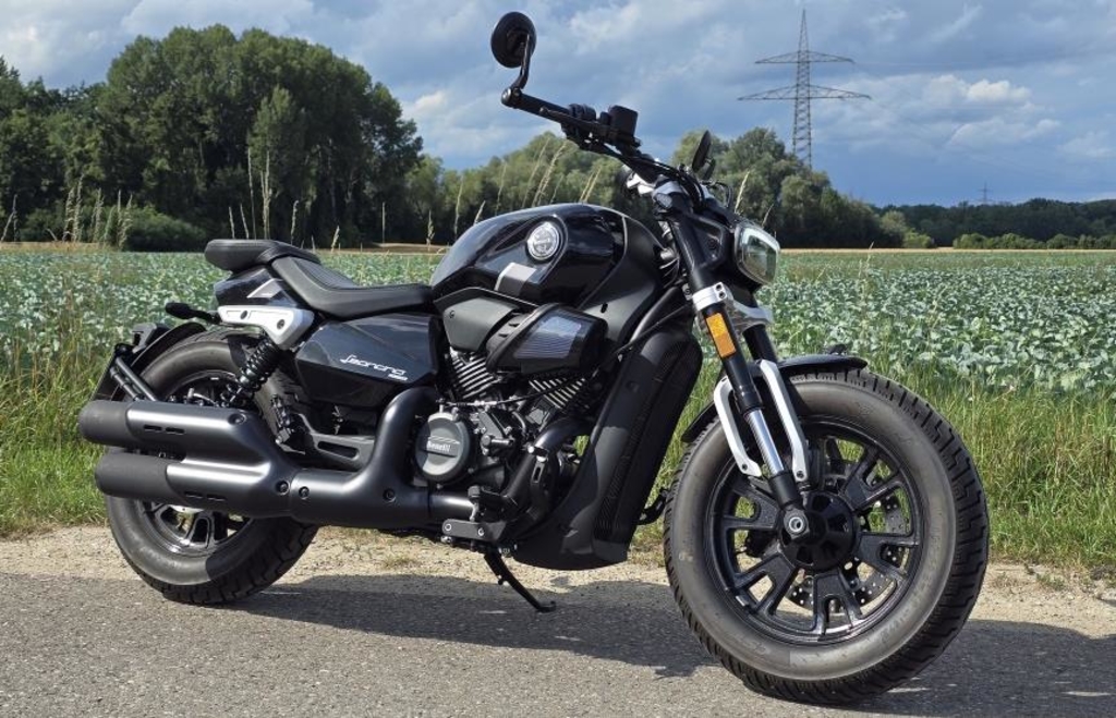 Benelli-Leoncino-Bobber-400-coole-Optik-kr-ftiger-V2-typische-Optik-reduzierte-Anzeigen